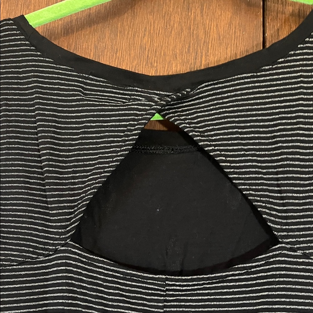 Old Navy Black and White Geometric Tank Top - Picture 7 of 9